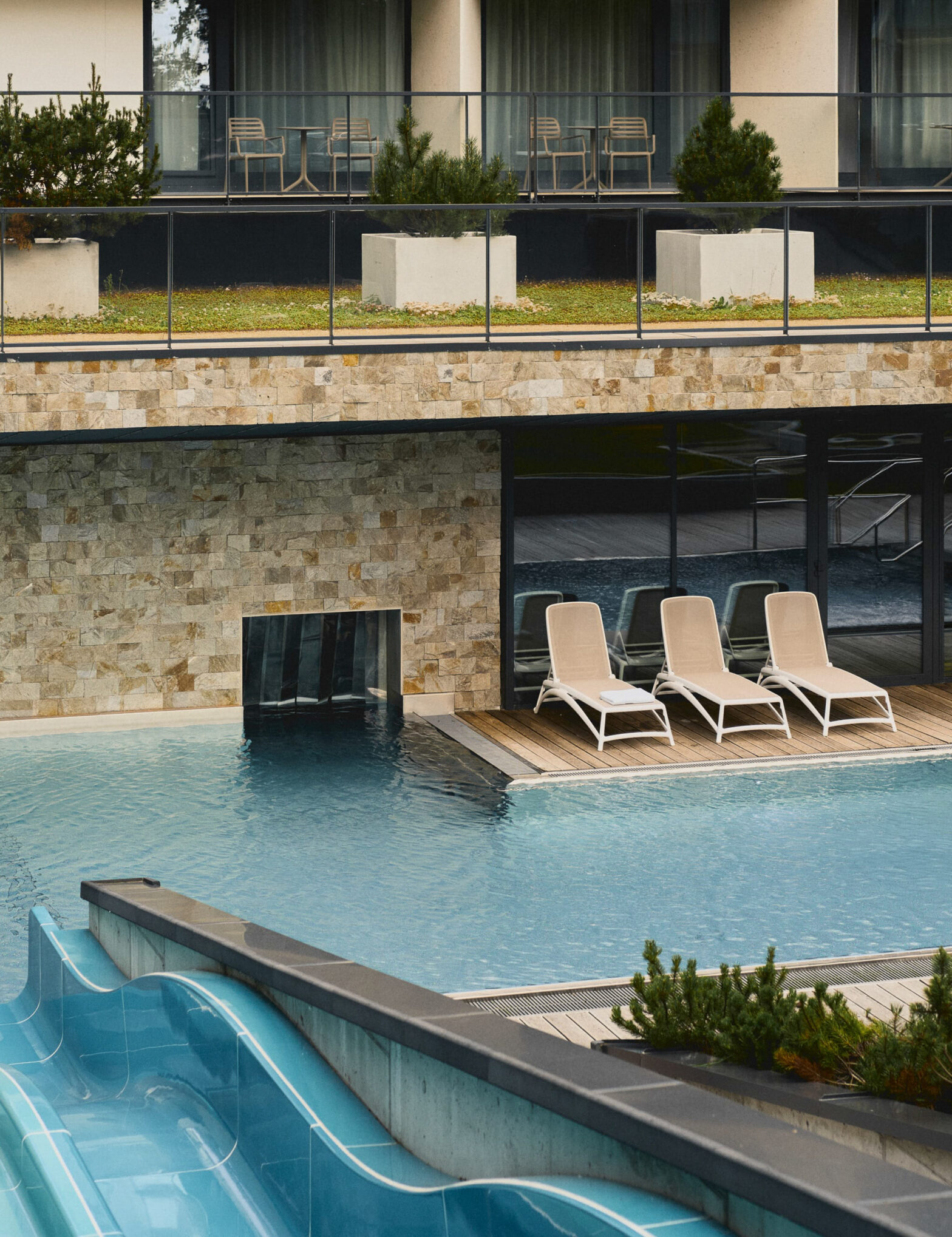 Radisson Resort Kołobrzeg - patio z basenem i strefą wypoczynku